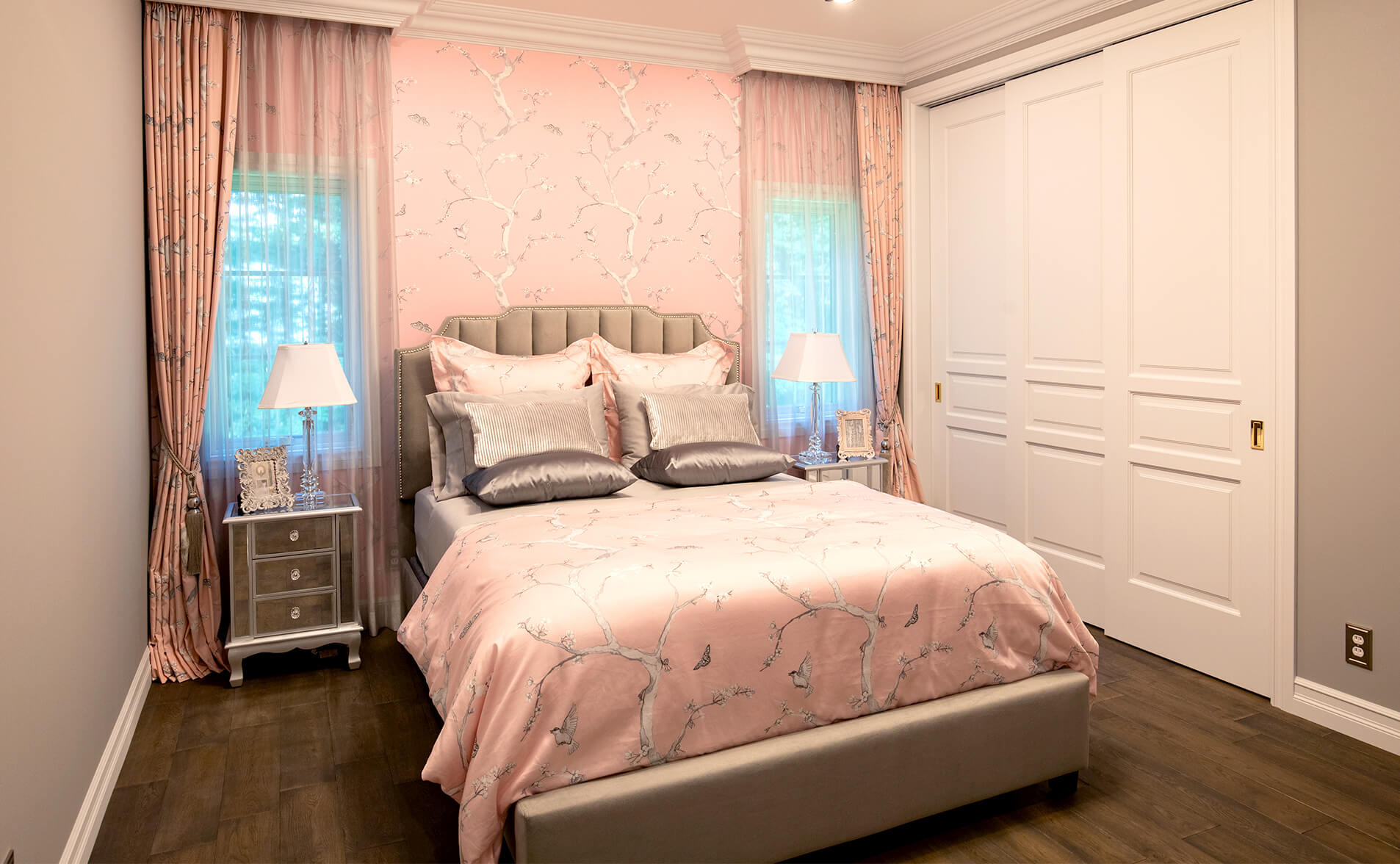 ピンクのベッドの写真
